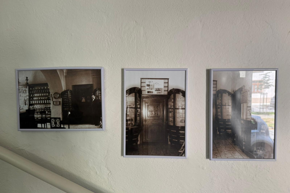 Na stenách sa nachádzajú aj dobové fotografie | Foto: Maja Greifová, Trnavské rádio