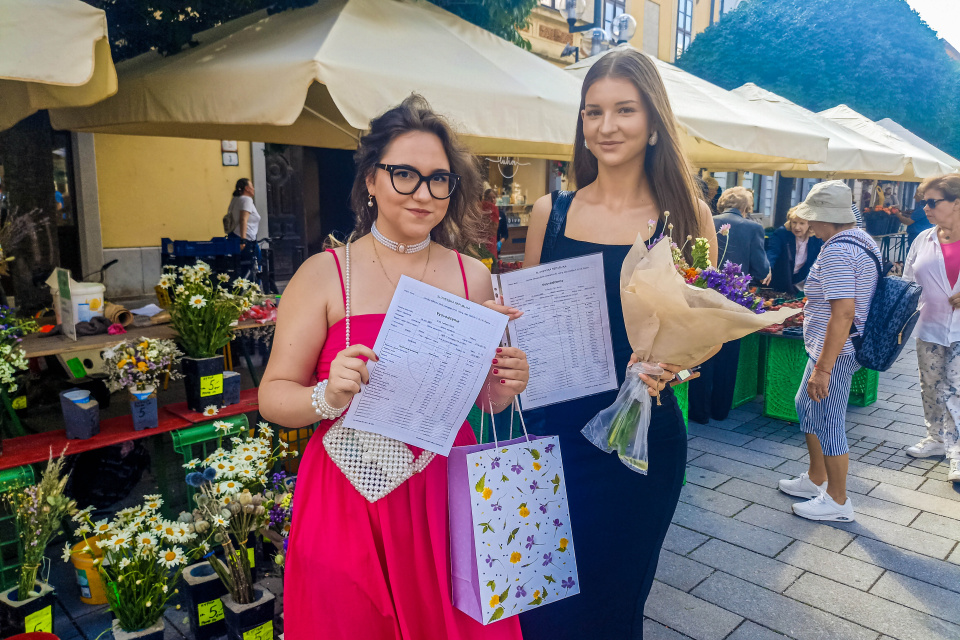 Ná námestí sme stretli hrdé držiteľky vysvedčení | Foto: Michaela Martišíková, Trnavské rádio