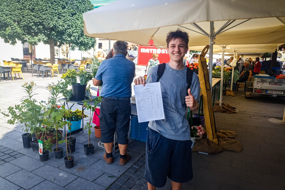 Po Hlavnej ulici prechádzali študenti s koncoročnými vysvedčeniami | Foto: Michaela Martišíková, Trnavské rádio