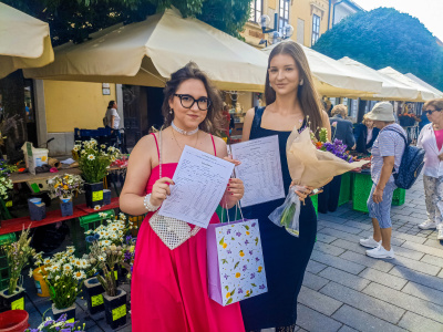 Ná námestí sme stretli hrdé držiteľky vysvedčení | Foto: Michaela Martišíková, Trnavské rádio