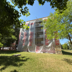 Na bočnej stene paneláku zakrylo plánované zateplenie street art dielo | Foto: Michaela Martišíková, Trnavské rádio