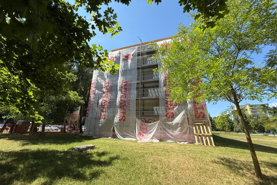 Na bočnej stene paneláku zakrylo plánované zateplenie street art dielo | Foto: Michaela Martišíková, Trnavské rádio
