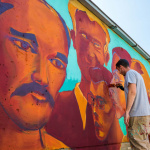 Najdlhšiu 24-metrovú street artovú stenu maľoval Fat Heat, ktorý namaľoval aj mural na Saleziánskej | Foto: Pavol Matava