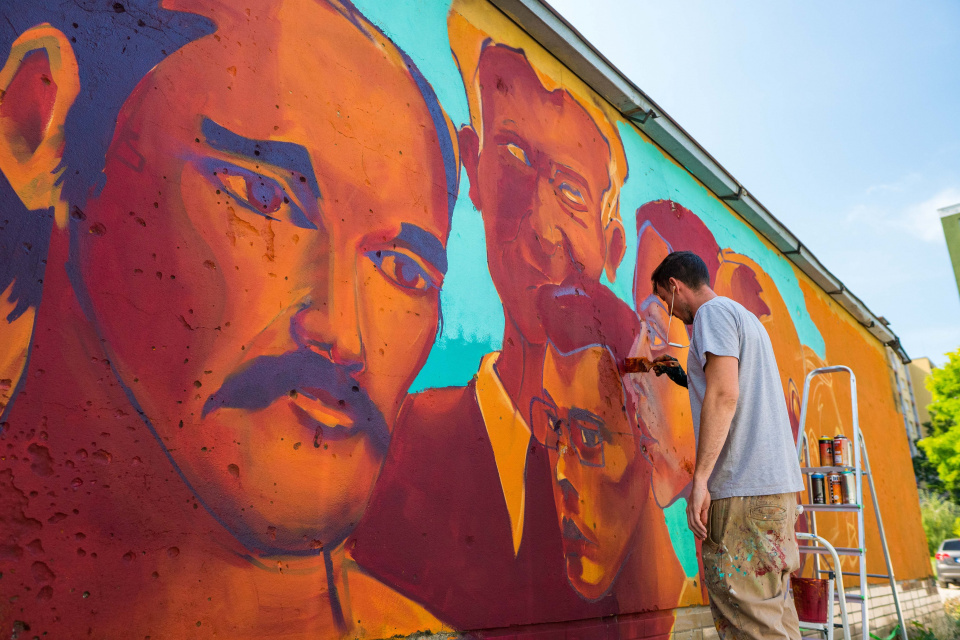 Najdlhšiu 24-metrovú street artovú stenu maľoval Fat Heat, ktorý namaľoval aj mural na Saleziánskej | Foto: Pavol Matava