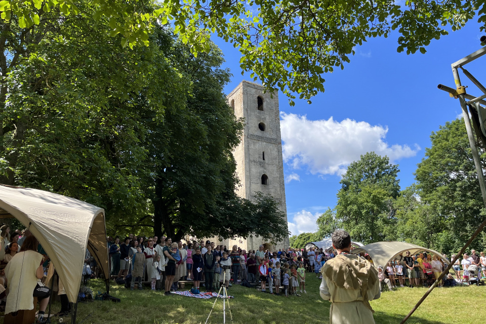 Katarínka otvára dvere počas sviatku sv. Cyrila a Metoda | Foto: Alexandra Štofirová, Trnavské rádio