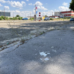 Na parkovisku nájdete aj rozbité fľaše, sklo presahuje aj na miesta | Foto: Zuzana Benková, Trnavské rádio