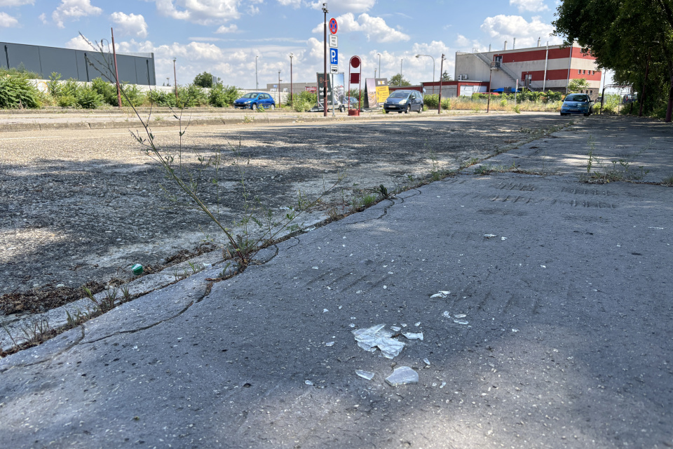 Na parkovisku nájdete aj rozbité fľaše, sklo presahuje aj na miesta | Foto: Zuzana Benková, Trnavské rádio