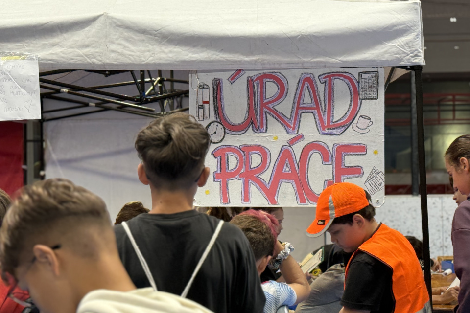 Prvá zastávka v minimeste je na Matrike, nový miniobčania potom pokračujú na Úrad práce | Foto: Andrea Graňáková, MiniTrnava
