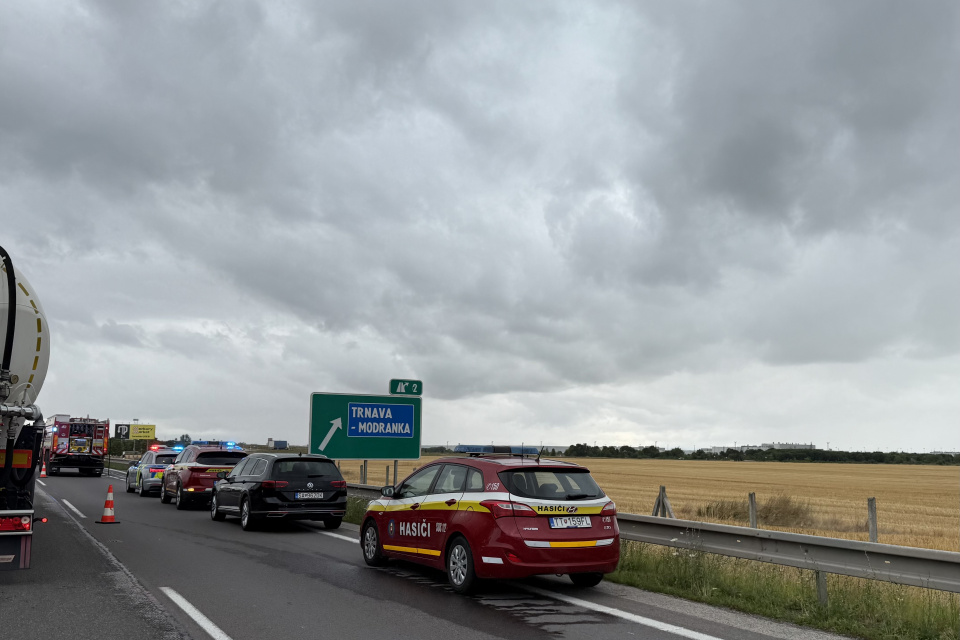 Horiace auto stojí na úrovni odbočenia na Modranku | Foto: Dušan Vančo