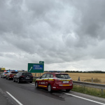 Horiace auto stojí na úrovni odbočenia na Modranku | Foto: Dušan Vančo