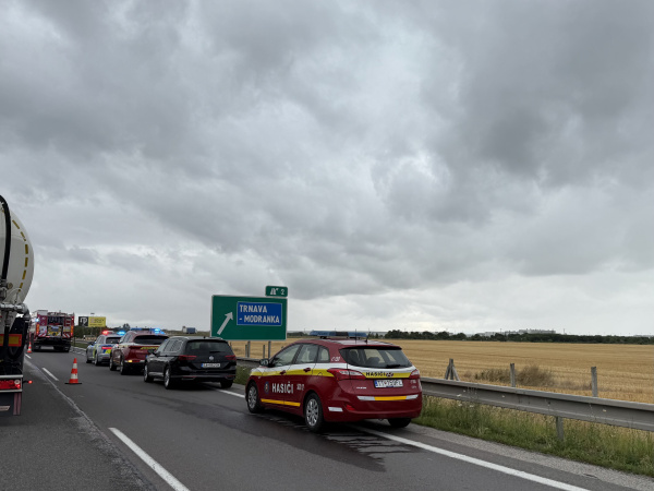 Horiace auto stojí na úrovni odbočenia na Modranku | Foto: Dušan Vančo