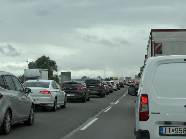 Tiahnúca sa kolóna je na R1 od Vlčkoviec až po Trnavu  | Foto: Dušan Vančo