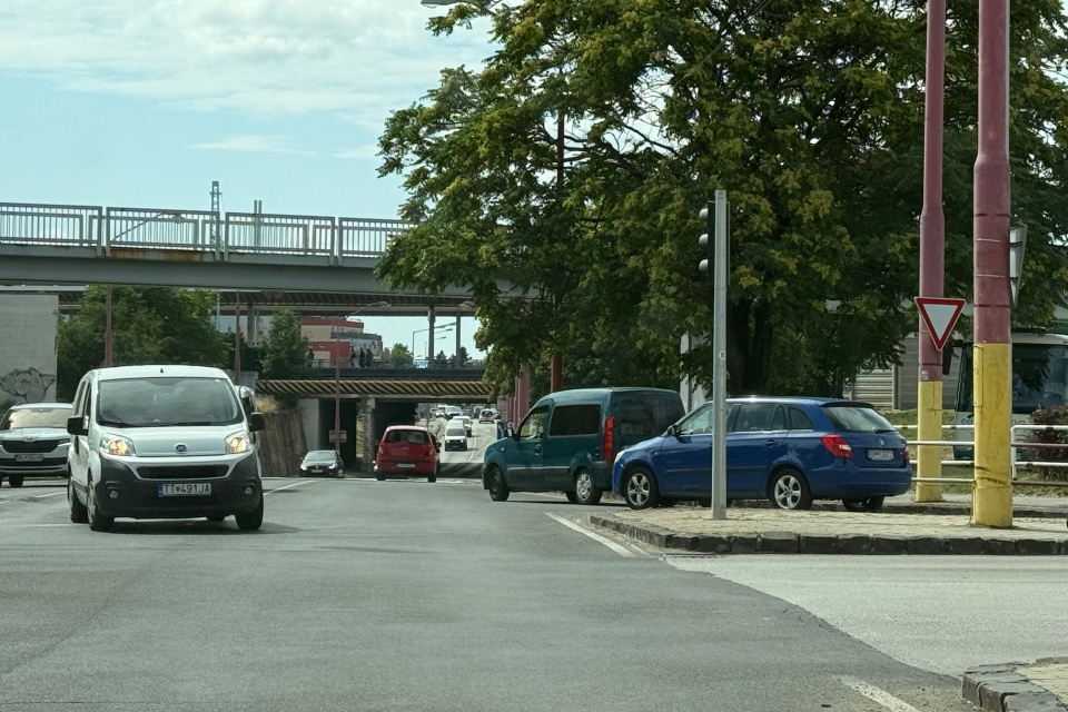 Pokazené auto v Trnave | Foto: dv, Trnavské rádio