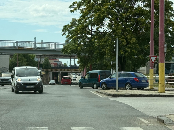 Pokazené auto v Trnave | Foto: dv, Trnavské rádio