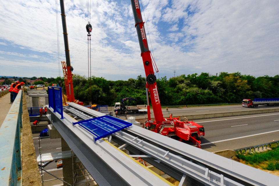 Osádzanie cyklomosta pri Zavare (12. 7. 2025). | Foto: Dušan Vančo, Trnavské rádio