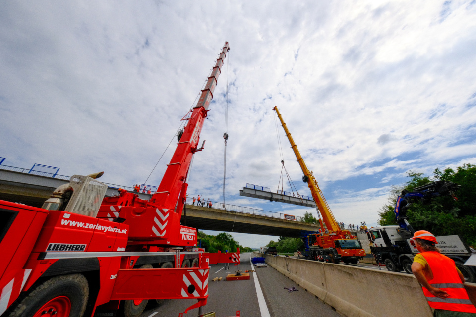 Osádzanie cyklomosta pri Zavare (12. 7. 2025). | Foto: Dušan Vančo, Trnavské rádio