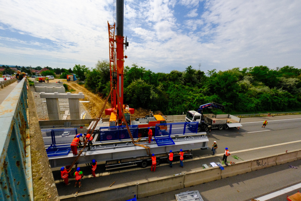 Osádzanie cyklomosta pri Zavare (12. 7. 2025). | Foto: Dušan Vančo, Trnavské rádio