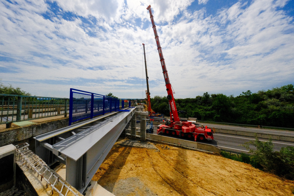 Osádzanie cyklomosta pri Zavare (12. 7. 2025). | Foto: Dušan Vančo, Trnavské rádio