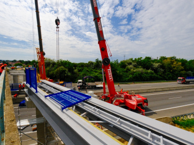 Osádzanie cyklomosta pri Zavare (12. 7. 2025). | Foto: Dušan Vančo, Trnavské rádio