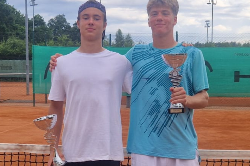 Vo finále vyhrali nad českou dvojicou Matej Novák, Dominik Vágner 6:3, 6:4. | Foto: STZ