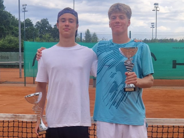 Vo finále vyhrali nad českou dvojicou Matej Novák, Dominik Vágner 6:3, 6:4. | Foto: STZ