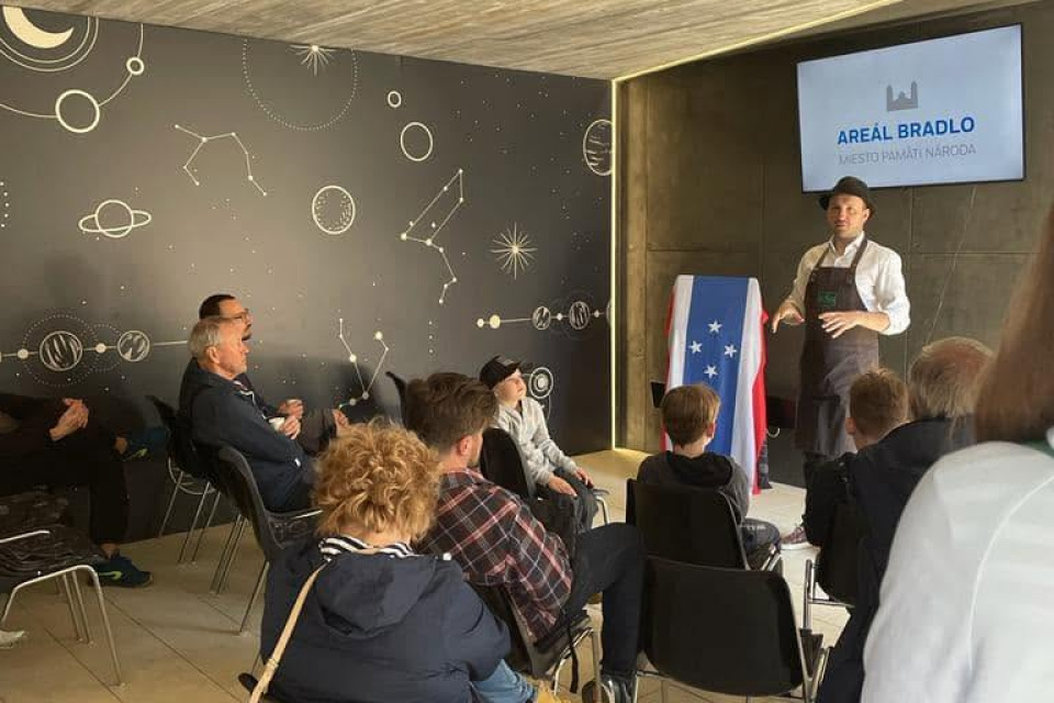 Na infobode Bradlo vzdelávajú návštevníkov o živote a osobnosti Štefánika | Zdroj: Infobod bradlo FB