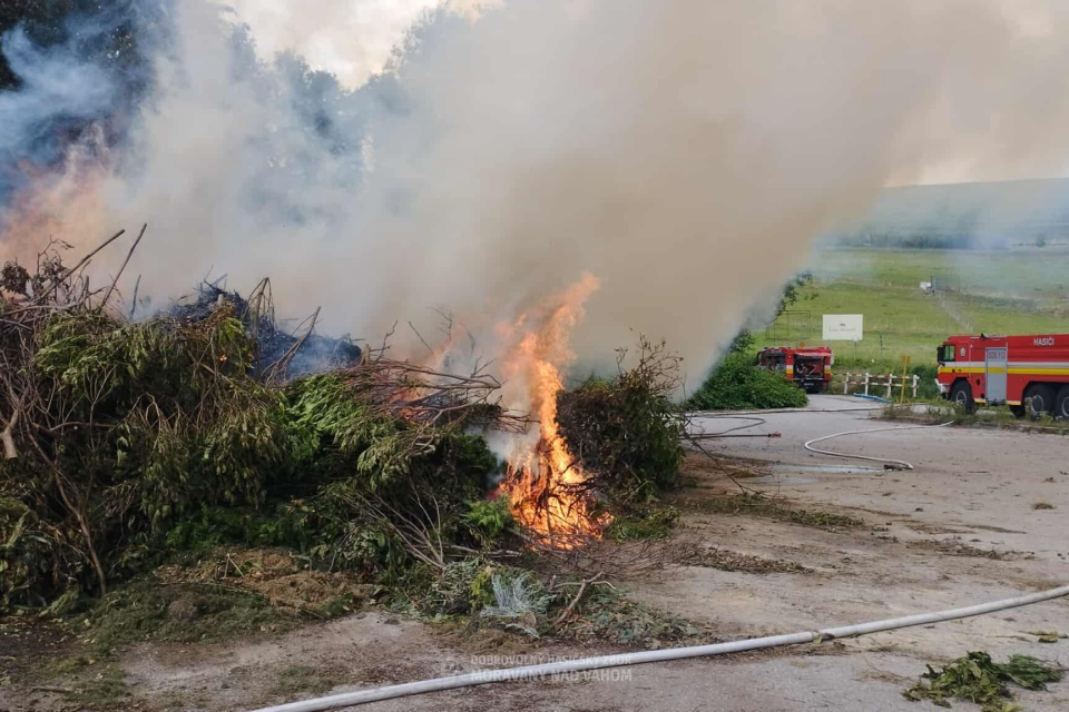 Dym bolo vidieť z veľkej diaľky. | Foto: DHZ Moravany nad Váhom