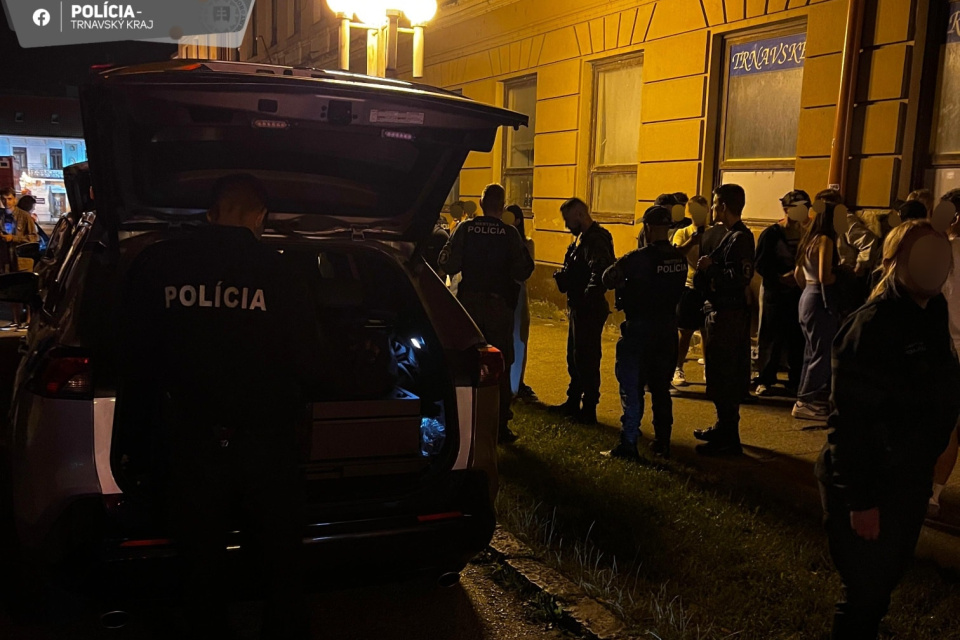 Policajti si posvietili na mládež I Zdroj: KRPZTT