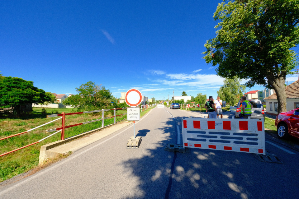 Dnes uzavreli most na Potočnej ulici vo Veľkých Kostoľanoch. | Foto: dv, red.