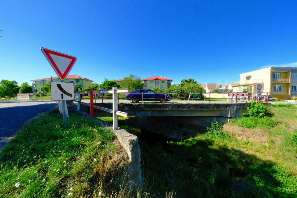 Dnes uzavreli most na Potočnej ulici vo Veľkých Kostoľanoch. | Foto: dv, red.