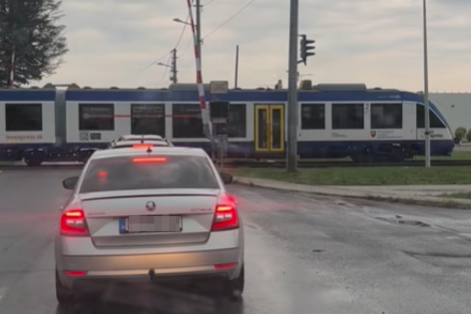 Závory sú hore, priecestím však prechádza vlak. | Foto: Szállitó TheTransporter Németh, Trnavsky Kraj Dopravny Servis