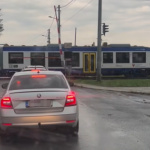 Závory sú hore, priecestím však prechádza vlak. | Foto: Szállitó TheTransporter Németh, Trnavsky Kraj Dopravny Servis