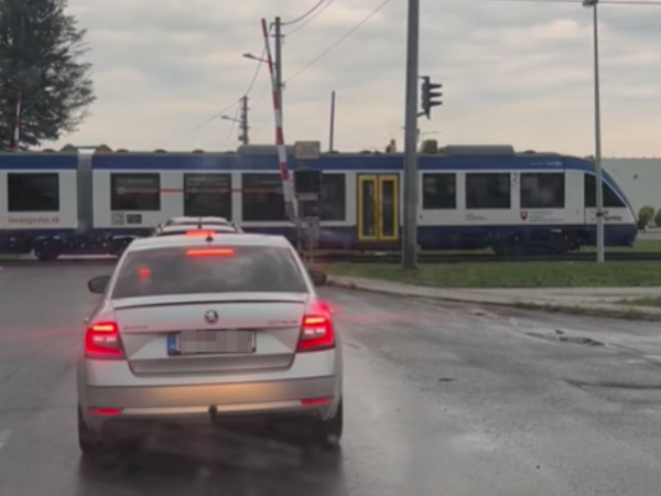Závory sú hore, priecestím však prechádza vlak. | Foto: Szállitó TheTransporter Németh, Trnavsky Kraj Dopravny Servis
