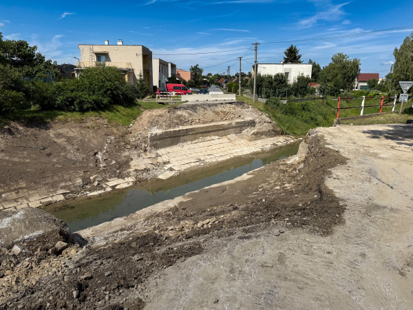Výstavba mosta vo Veľkých Kostoľanoch napreduje | Foto: Dv, Trnavské rádio