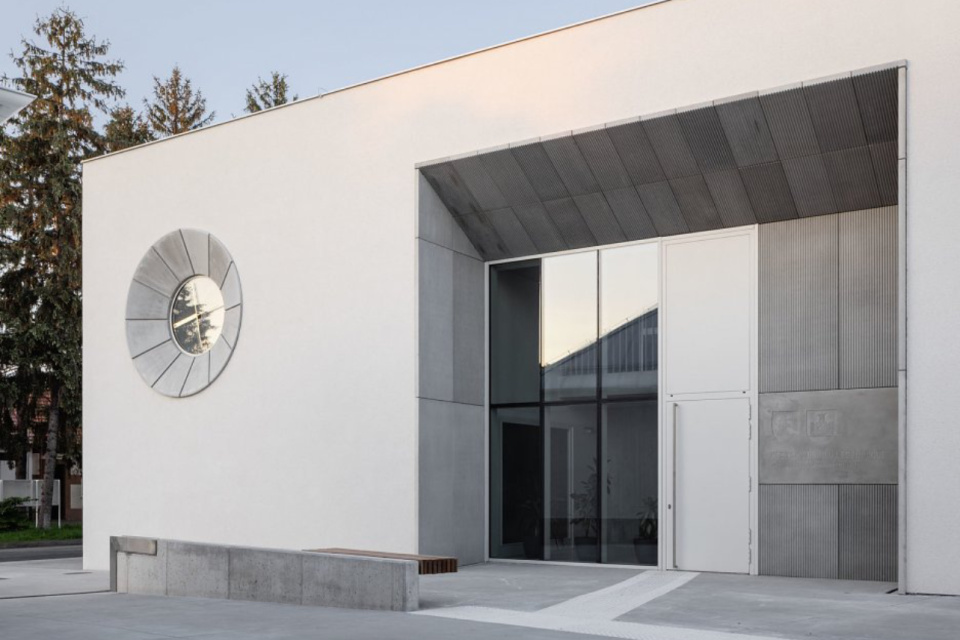 Mestský úrad v Leopoldove je architektonickým skvostom | Zdroj: Matej Hakár, Archinfo