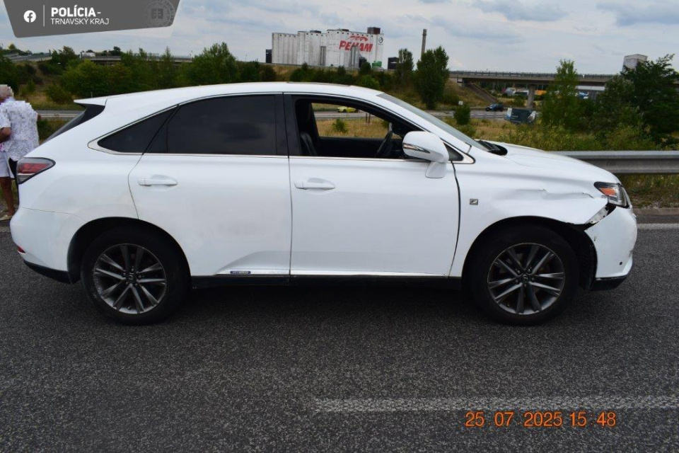 Auto, do ktorého narazil neznámy vodič na obchvate. | Foto: KR PZ TT
