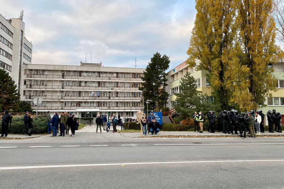 Na mieste bola zhruba stovka ľudí. l Foto: poslucháč