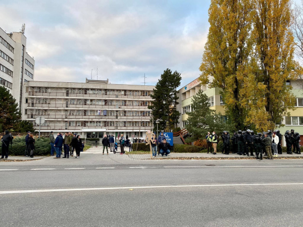 Na mieste bola zhruba stovka ľudí. l Foto: poslucháč