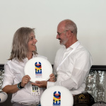 Andrea Furlan odovzdáva lietajúci disk zástupkyni mesta 