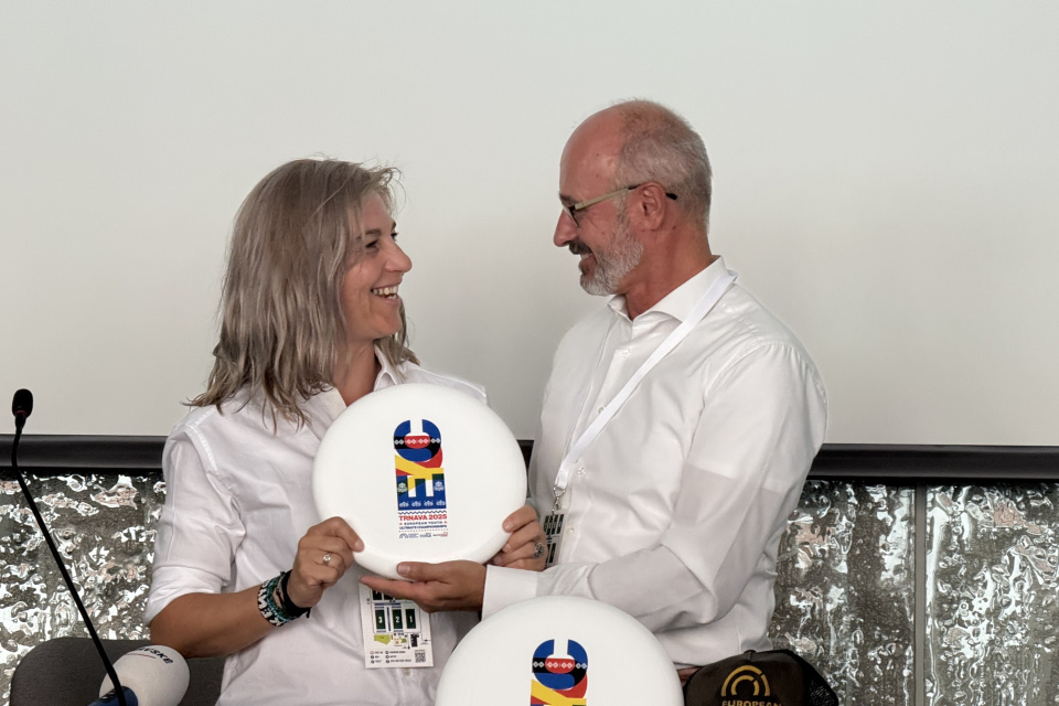 Andrea Furlan odovzdáva lietajúci disk zástupkyni mesta 