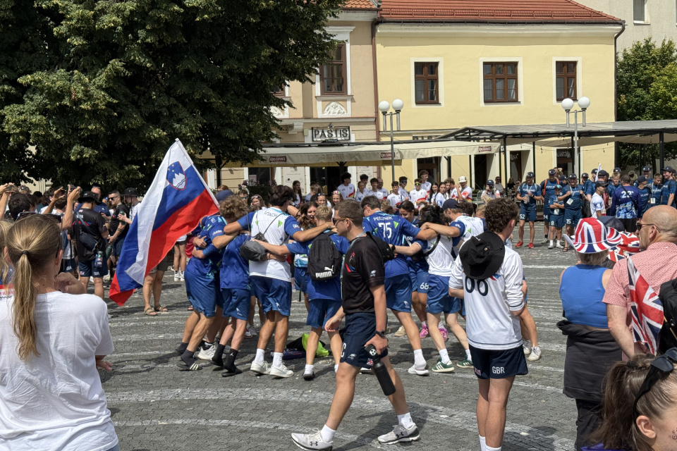 Na Trojičnom námestí viali vlajky rôznych krajín 