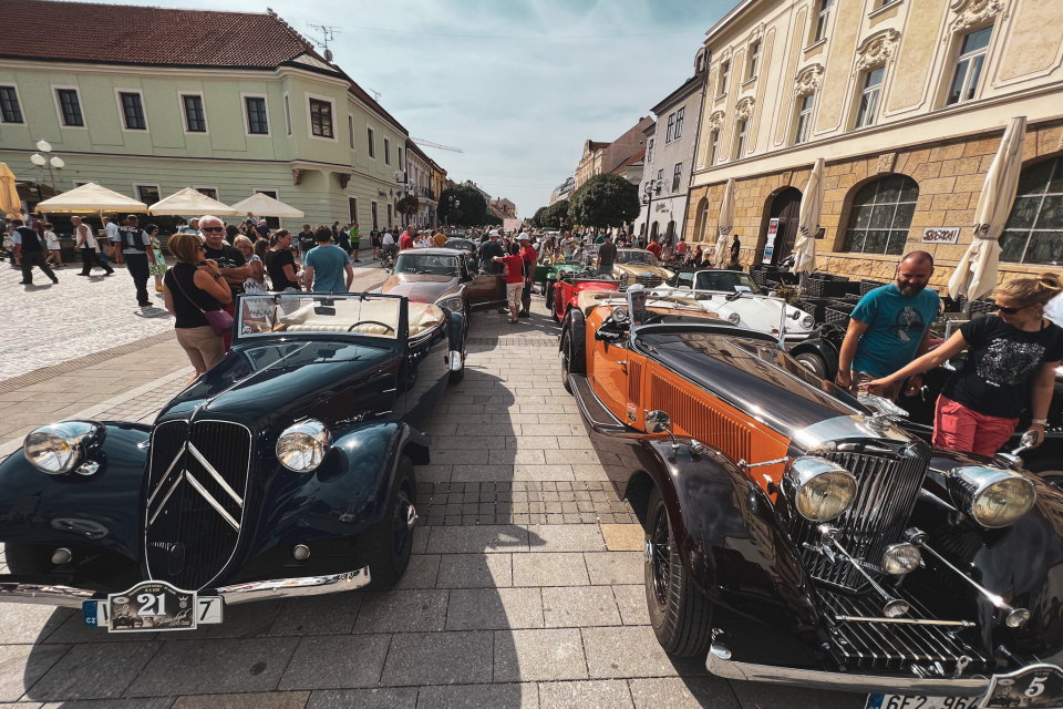 Veterány na Trojičnom námestí počas minuloročného 25. ročnníka Trnavských 100 km. | Foto: red.