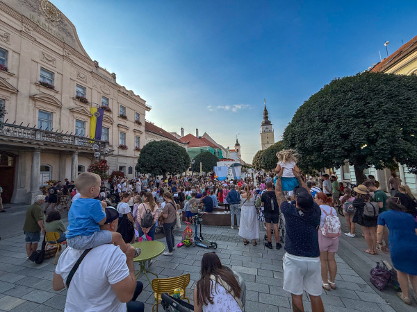 Diváci predstavenia Ako sa kvapka stala Superhrdinom v podaní Divadla NaTRAkoch.. | Foto: red.
