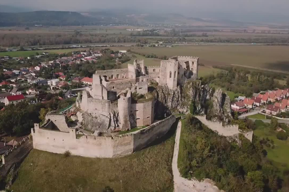 Hrad Beckov priláka fanúšikov letného premietania | Zdroj: hrad Beckov