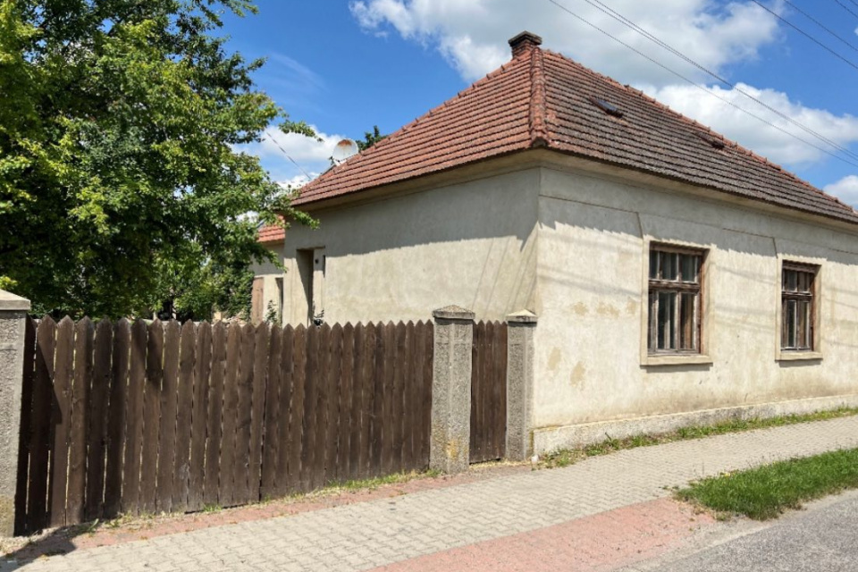 Vidiecky dom čaká rekonštrukcia | Zdroj: Orechová Potôň