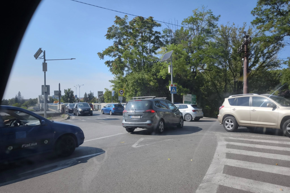 Komplikovaná dopravná situácia v Piešťanoch. | Zdroj: Dopravný servis Trnavského rádia, 0800 202 900