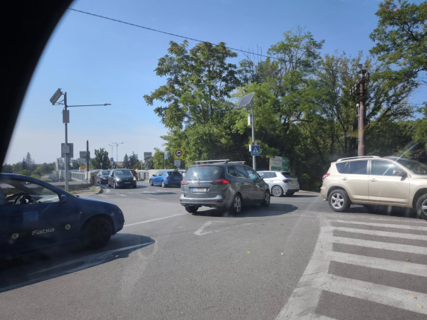 Komplikovaná dopravná situácia v Piešťanoch. | Zdroj: Dopravný servis Trnavského rádia, 0800 202 900