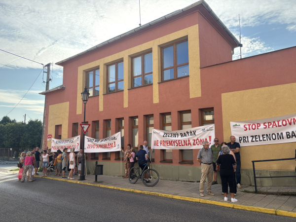 Občania priniesli aj transparenty | Foto: Zuzana Benková, Trnavské rádio