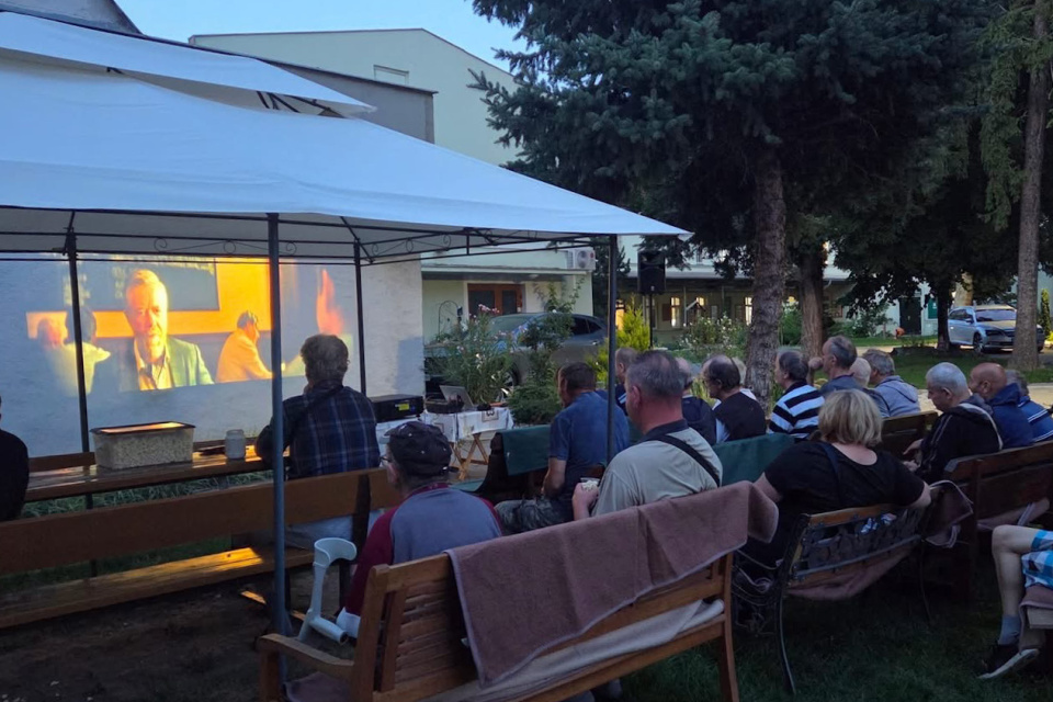 Obec Zavar zorganizovala filmové premietanie pre klientov miestneho DSS. | Foto: Obec Zavar