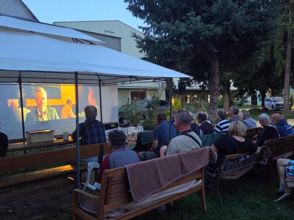 Obec Zavar zorganizovala filmové premietanie pre klientov miestneho DSS. | Foto: Obec Zavar